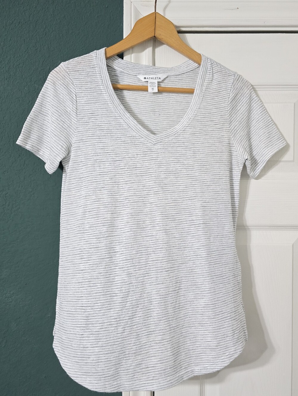 Athleta Breezy Scoop V Tee Top Gray White Striped XS Travel Vacation Lightweight